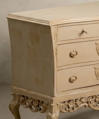 Cómoda Bombé de tres cajones estilo Luis XV