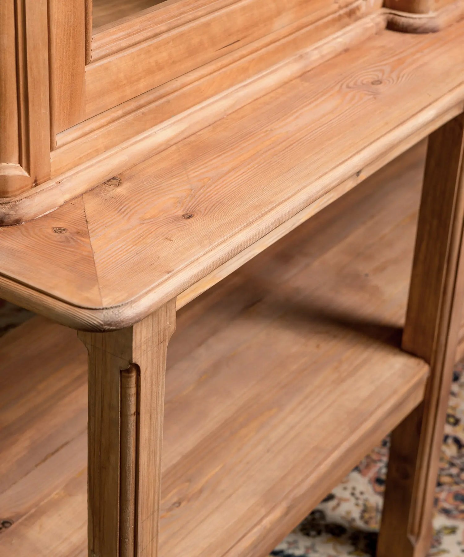 Vista de la base de la alacena con estantes abiertos mostrando cestos de mimbre y objetos decorativos de fibra