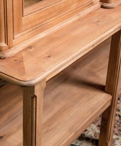 Vista de la base de la alacena con estantes abiertos mostrando cestos de mimbre y objetos decorativos de fibra