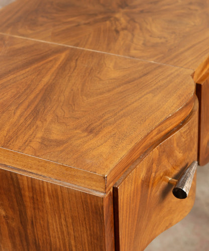 Tocador en nogal con espejo abatible y patas negras