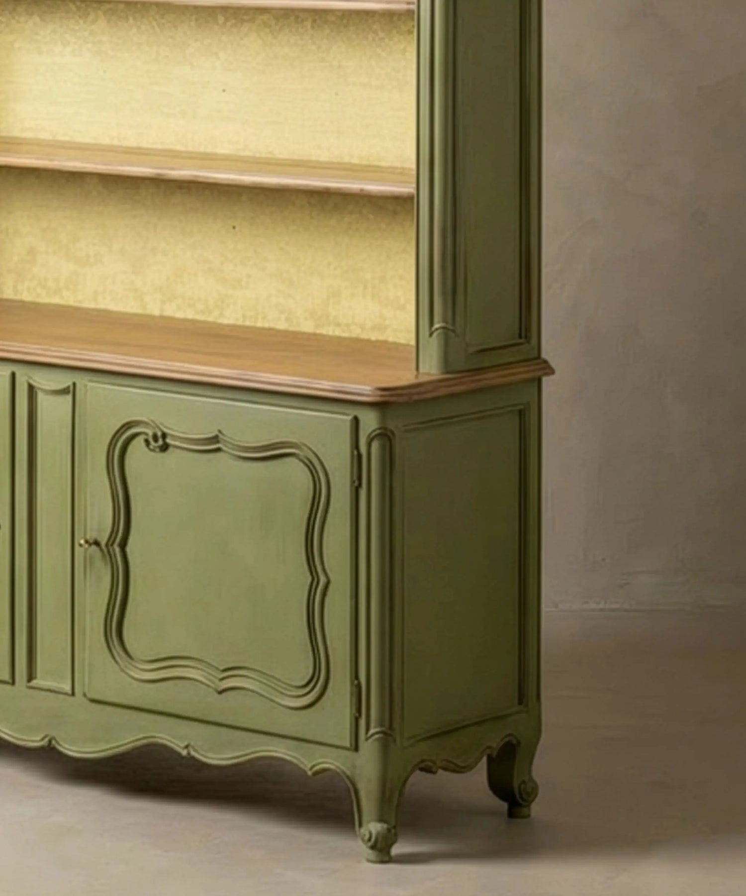 Alacena platero estilo francés en verde salvia con fondo entelado Antique arte y decoracion