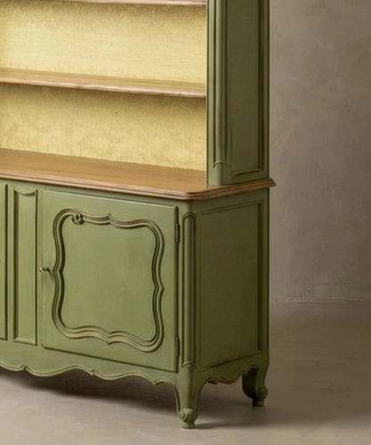 Alacena platero estilo francés en verde salvia con fondo entelado Antique arte y decoracion