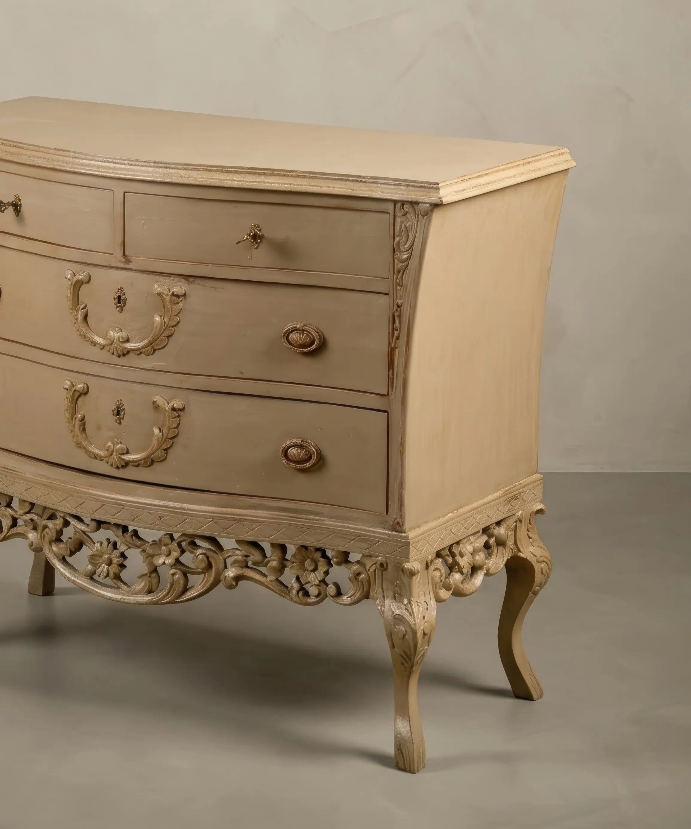 Cómoda Bombé de tres cajones estilo Luis XV