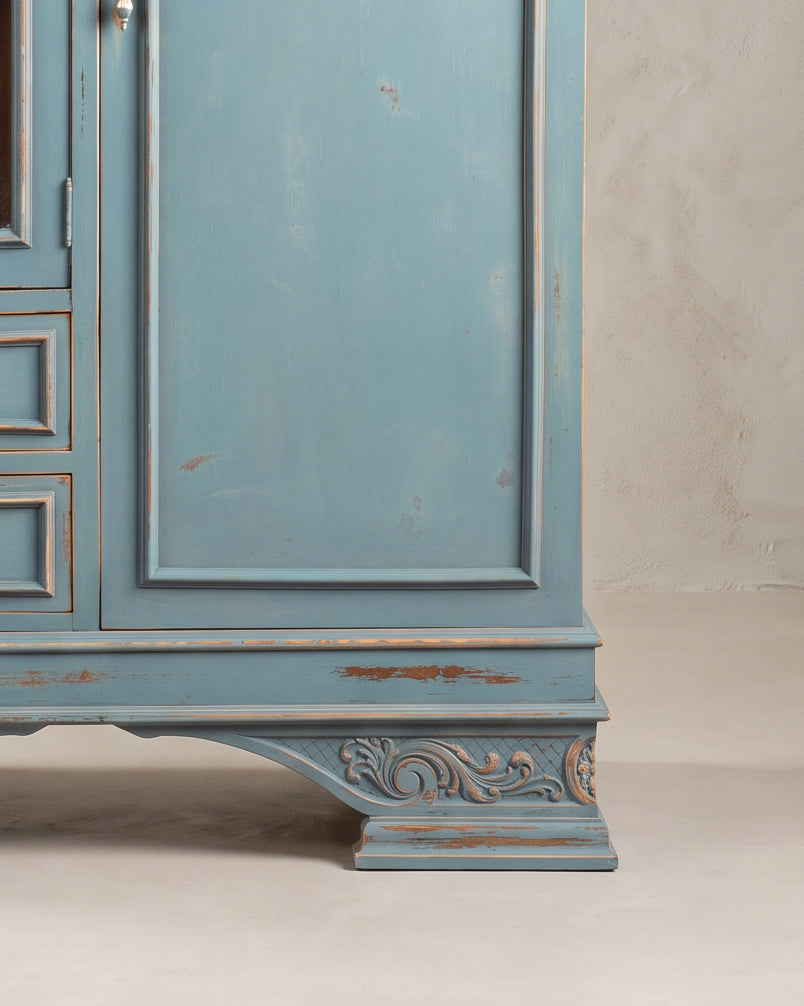 Detalle ménsula tallada con voluta y desgaste del decapé azul en el pie — Antique Arte y Decoración