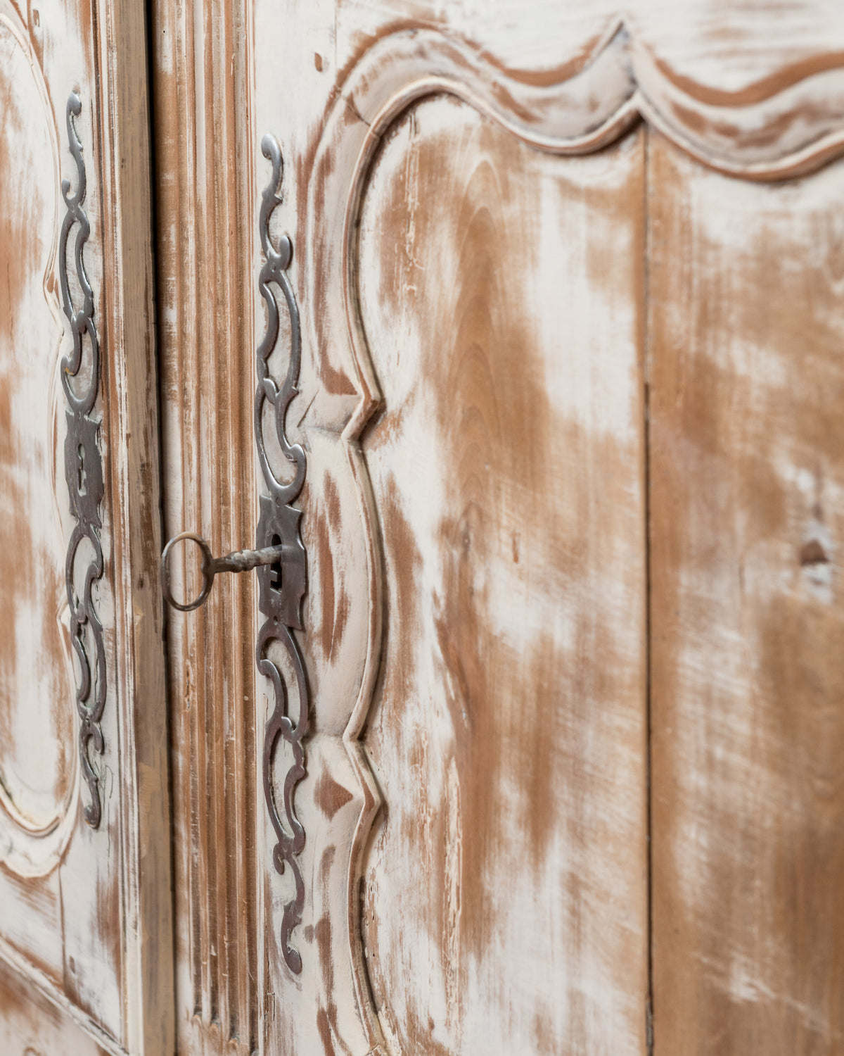 Detalle llave y bocallave de hierro recortada en puerta de aparador provenzal — Antique Arte y Decoración