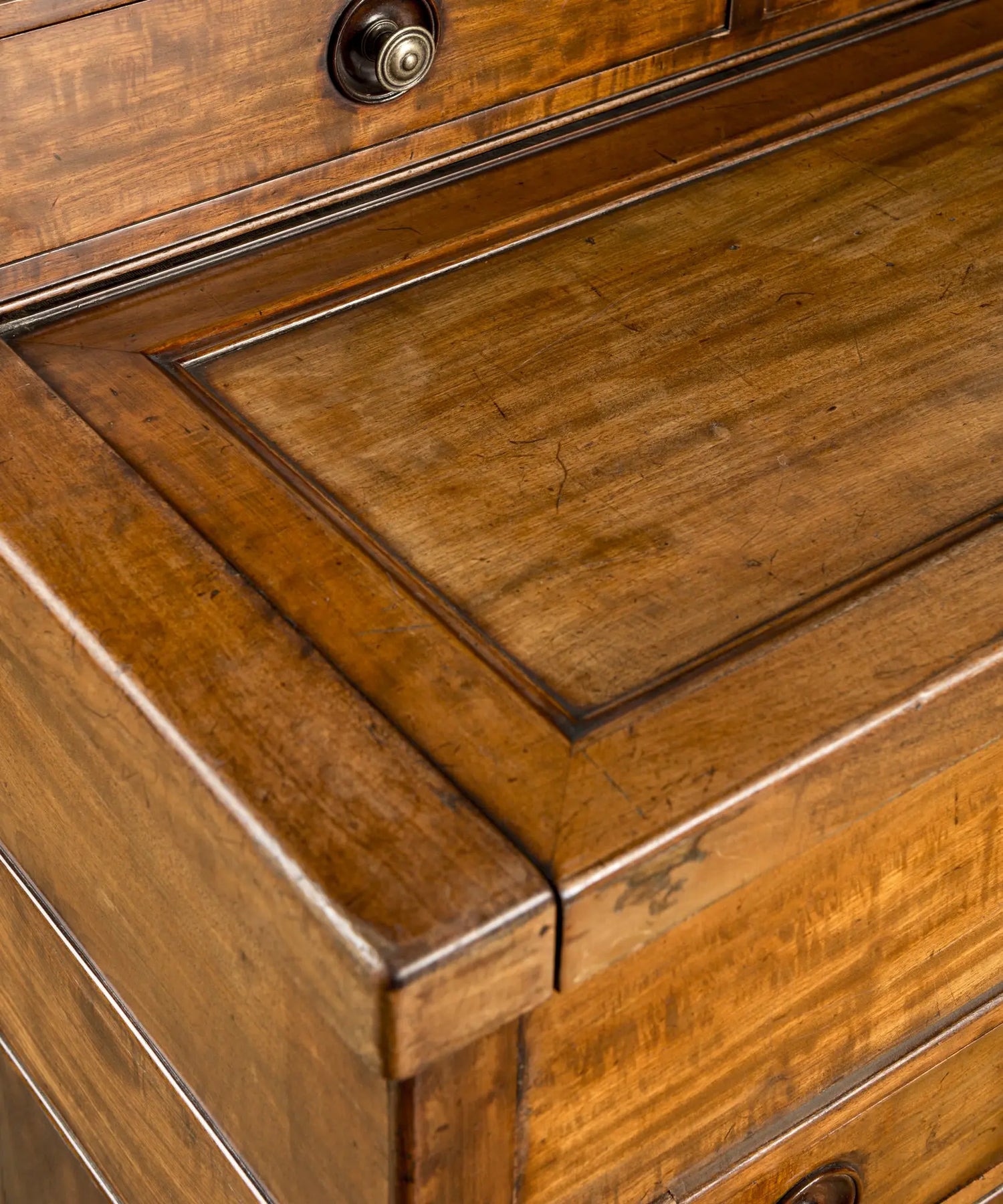 Gran escritorio antiguo de doble pedestal en nogal con gradilla y tapa extensible