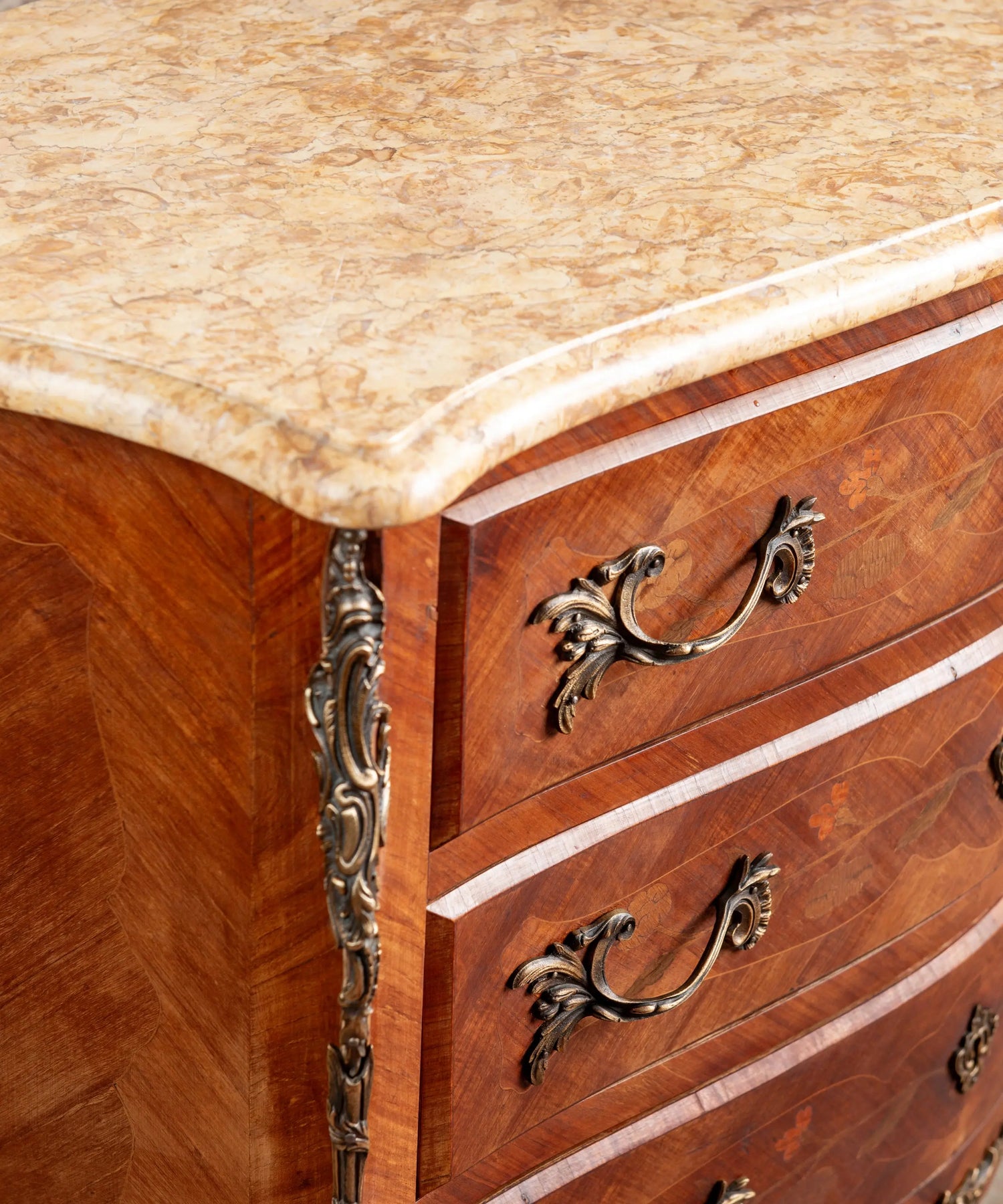 Cómoda bombé de estilo Luis XV con marquetería floral y tapa de mármol