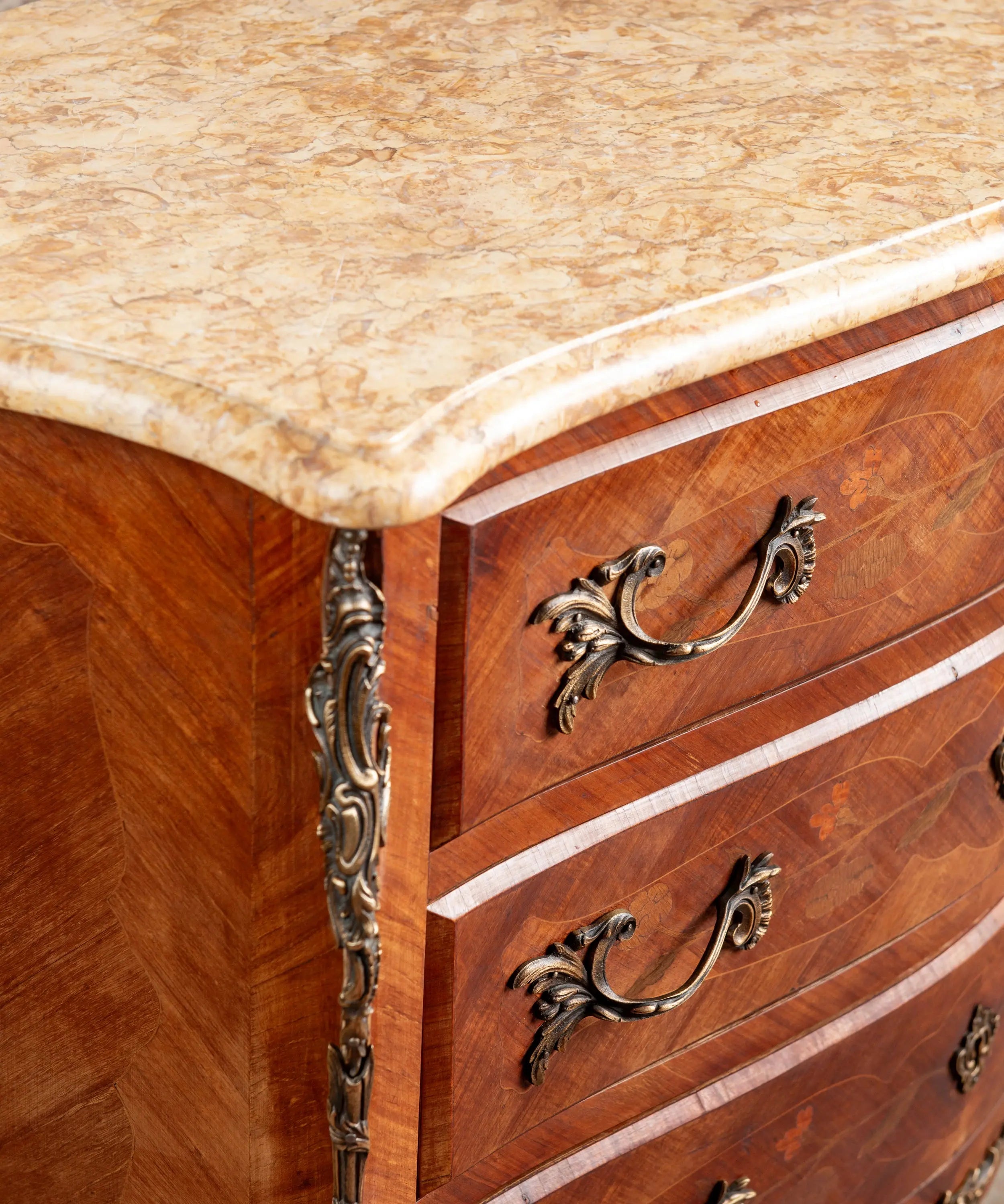 Cómoda bombé de estilo Luis XV con marquetería floral y tapa de mármol