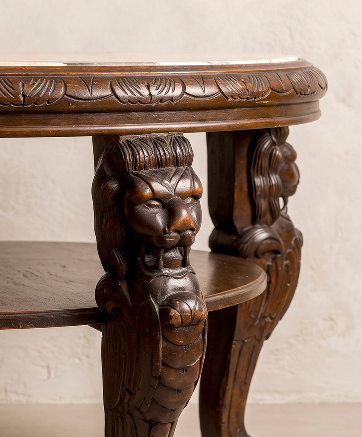 Detalle cabeza de león tallada a mano en pata de mesa auxiliar redonda vintage — Antique Arte y Decoración