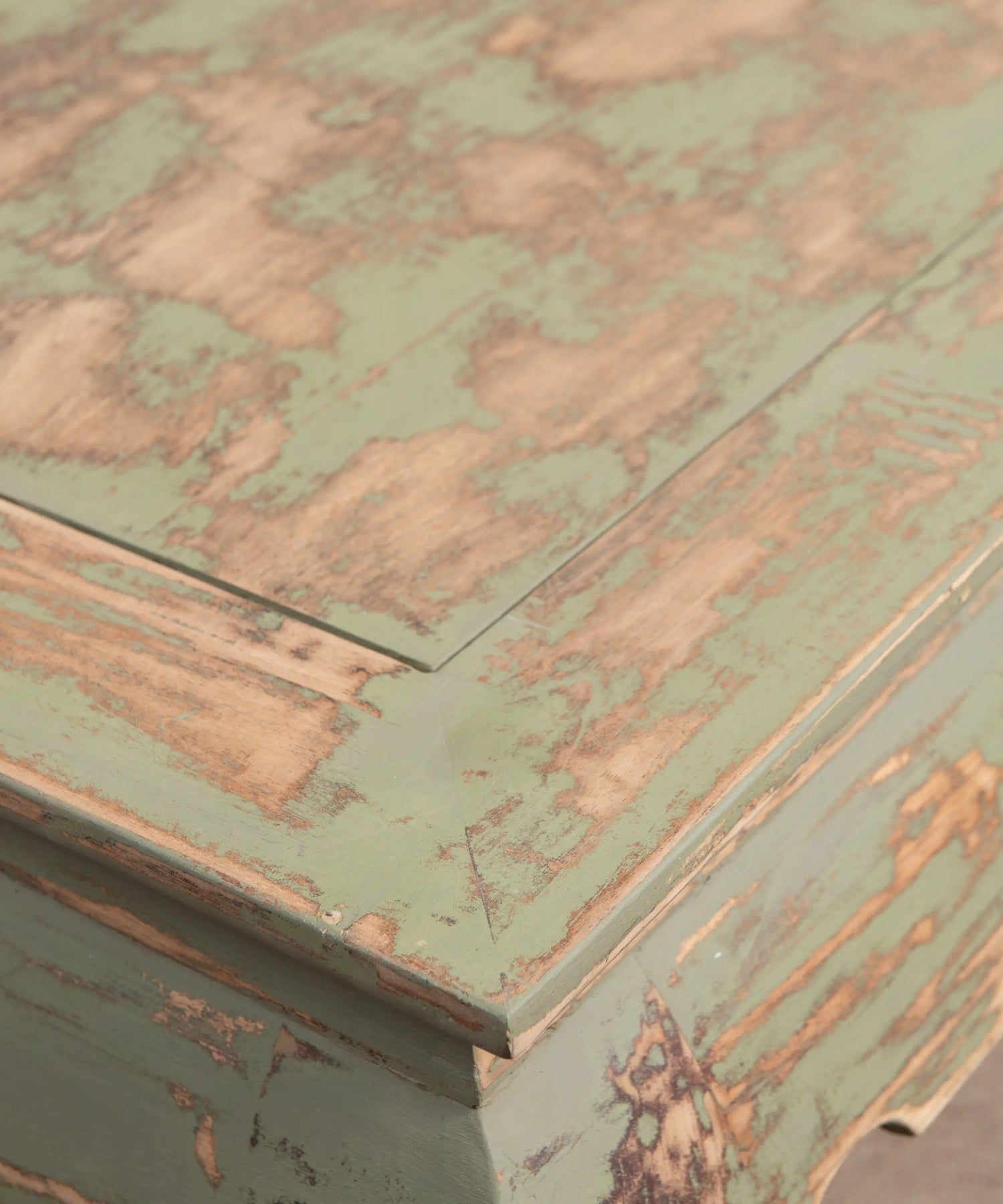 Primer plano de la textura de madera decapada en color verde pastel estilo wabi-sabi.