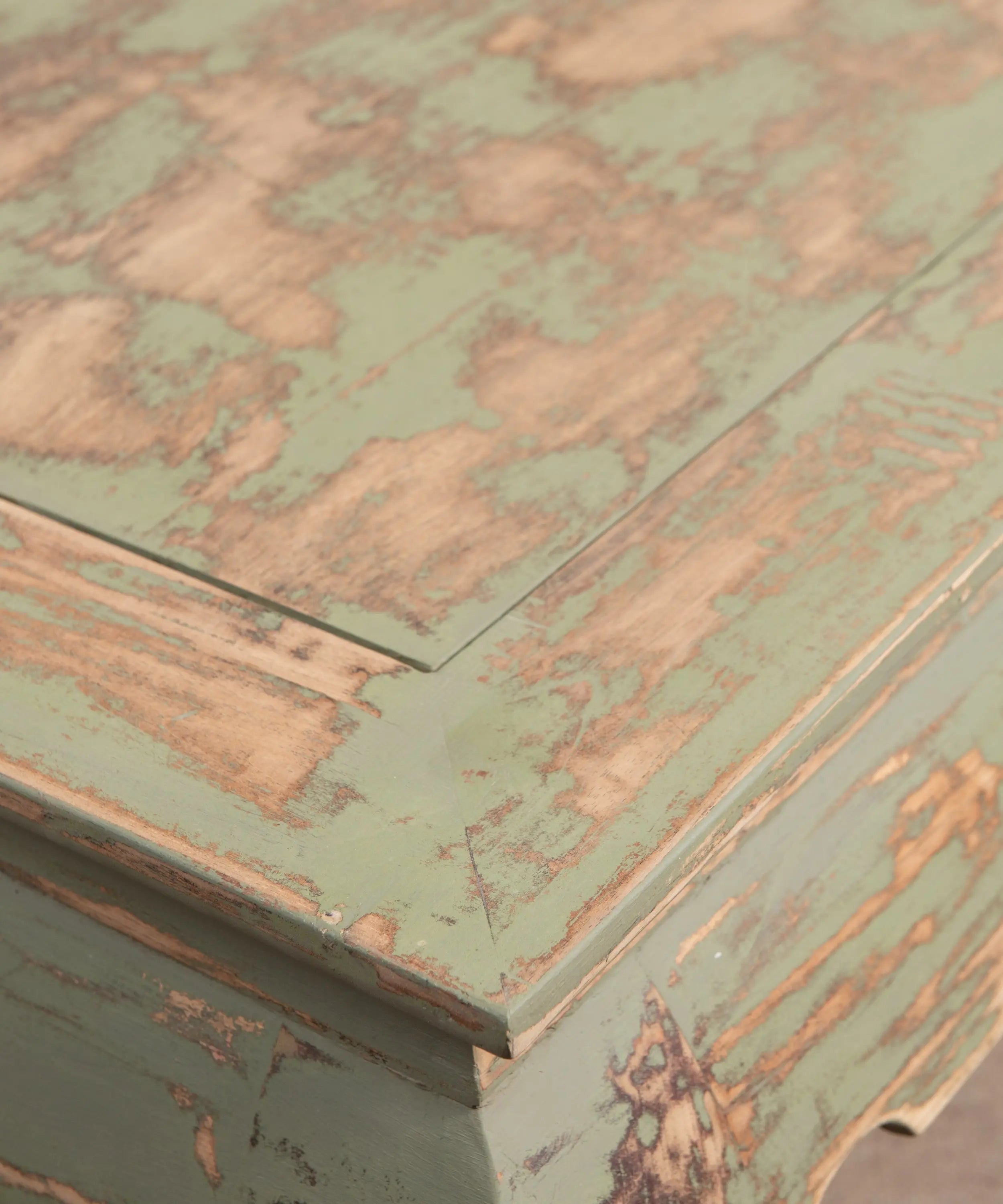 Primer plano de la textura de madera decapada en color verde pastel estilo wabi-sabi.