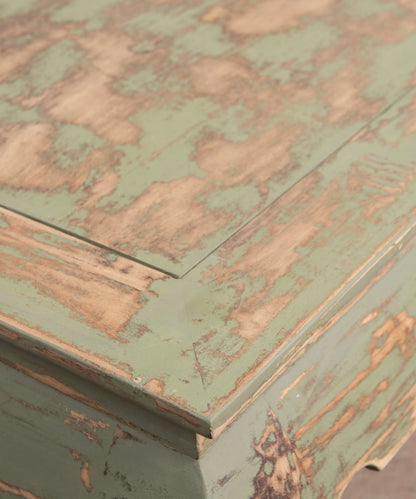 Primer plano de la textura de madera decapada en color verde pastel estilo wabi-sabi.