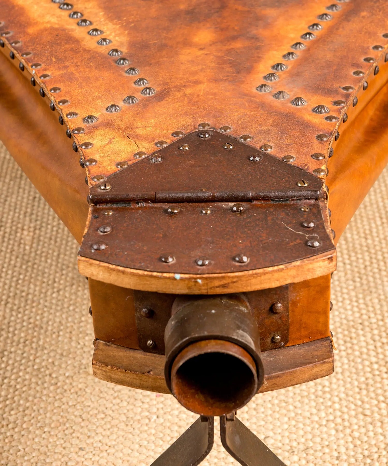 Mesa de centro de fuelle forja en cuero y hierro forjado