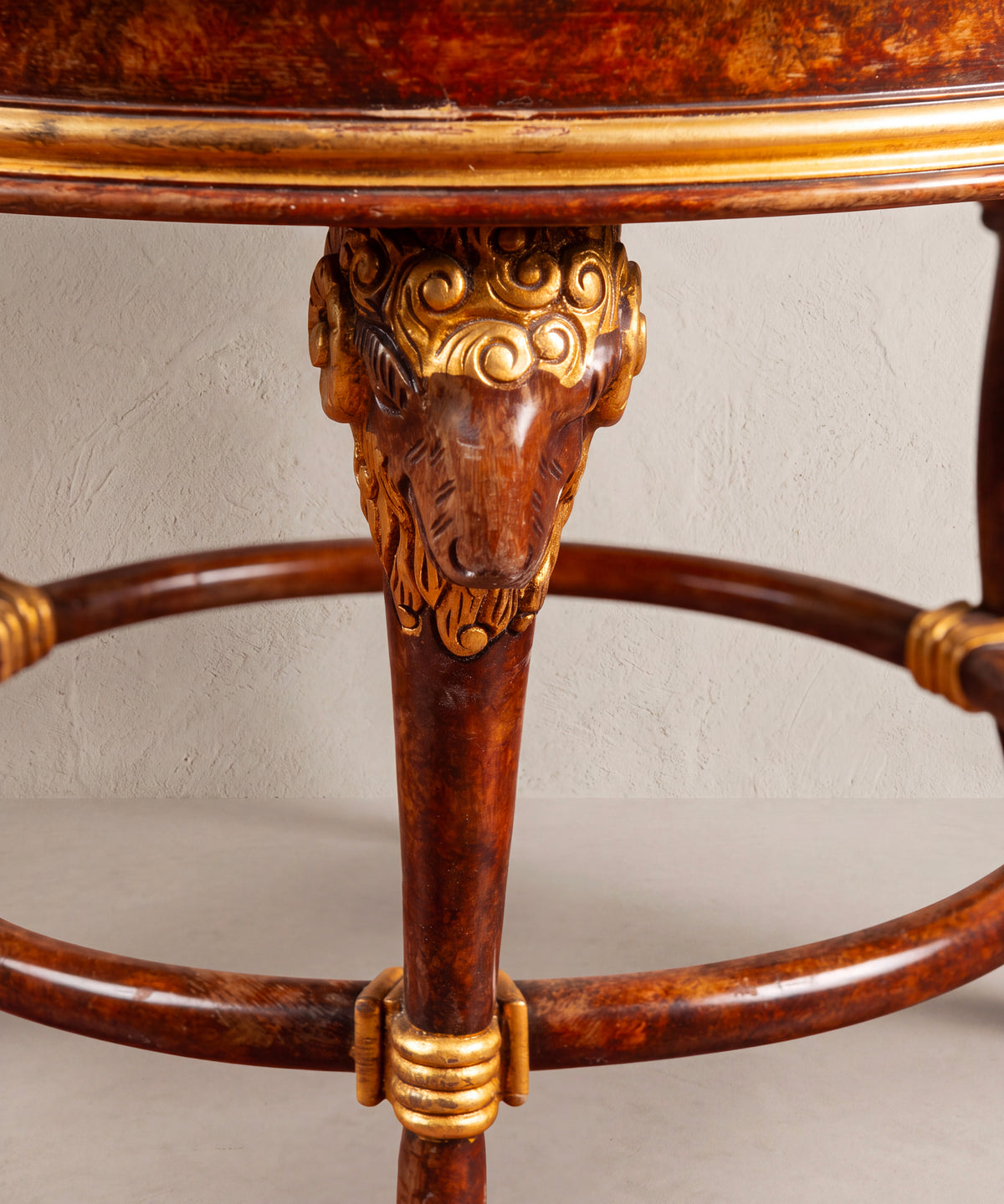Detalle cabeza de carnero tallada y aro con abrazadera dorada — Antique Arte y Decoración