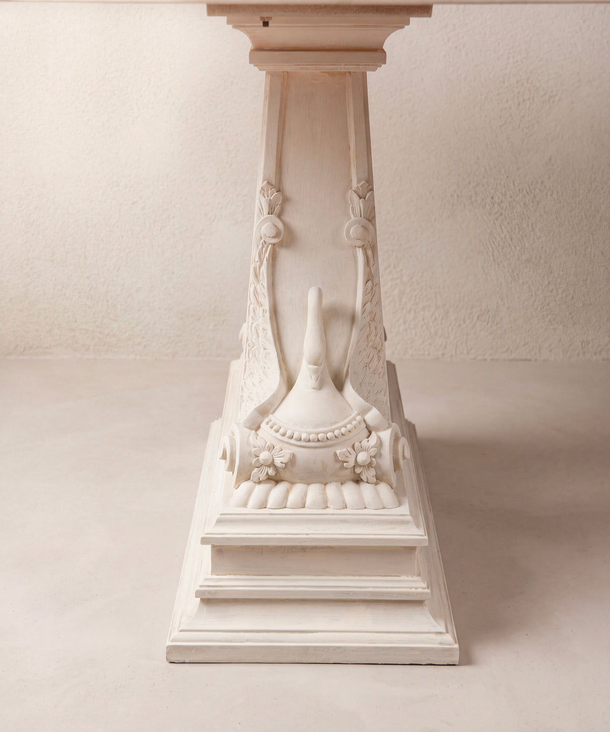Mesa de Comedor Extensible con Cisnes Tallados | Estilo Imperio en Haya Maciza