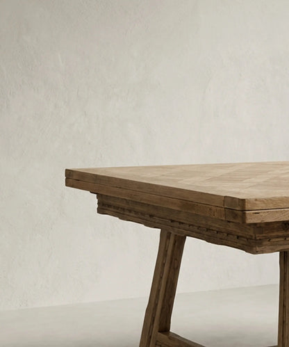 Mesa de comedor extensible en madera lavada con tablero  en espiga