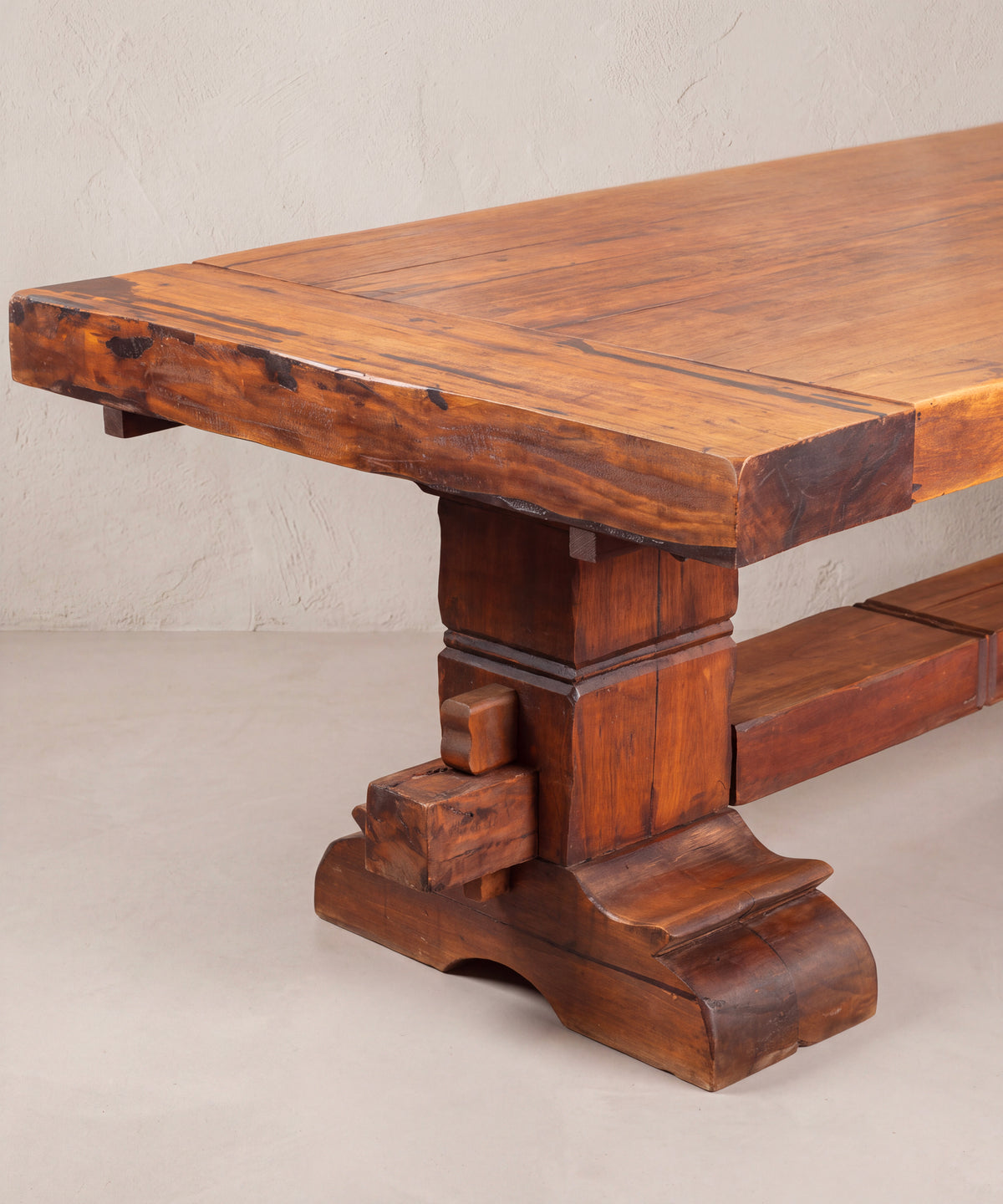 Detalle pie de caballete con cuña de madera y testero de la mesa de teca — Antique Arte y Decoración