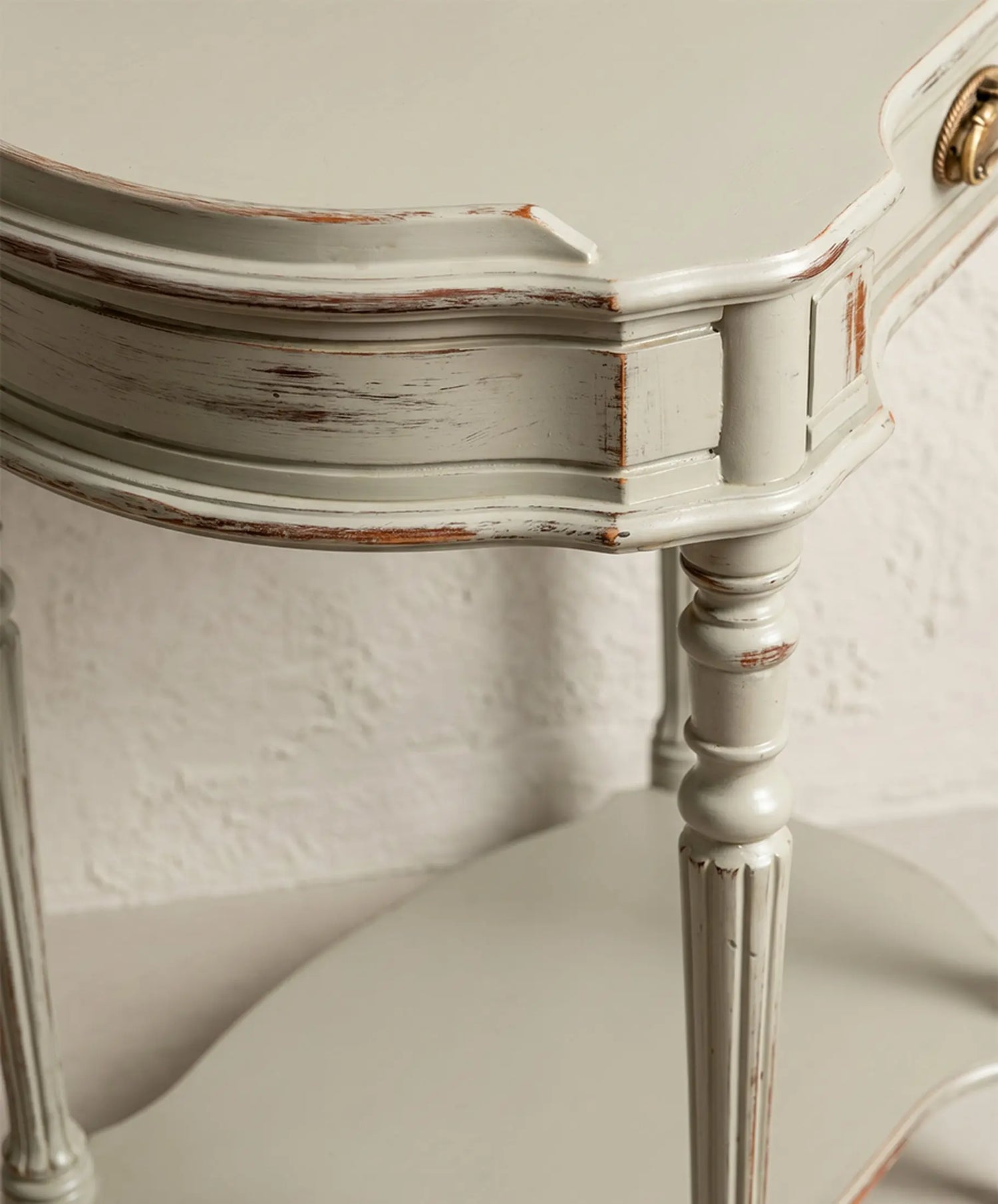 Detalle moldura festoneada y pata torneada acanalada decapé gris sage madera — Antique Arte y Decoración