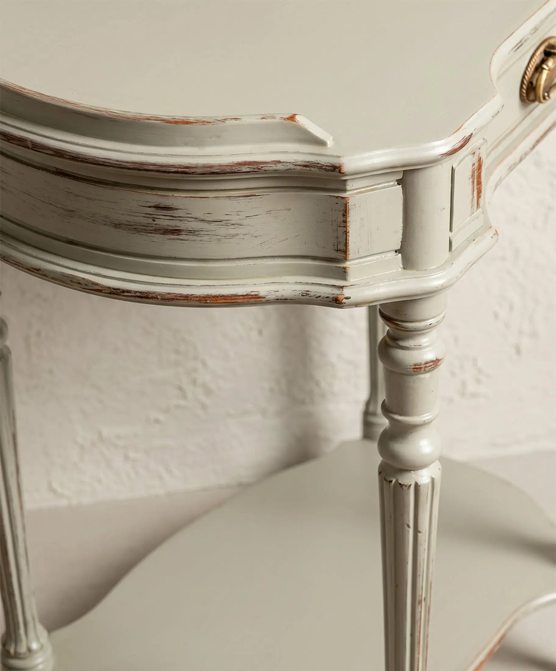 Detalle moldura festoneada y pata torneada acanalada decapé gris sage madera — Antique Arte y Decoración
