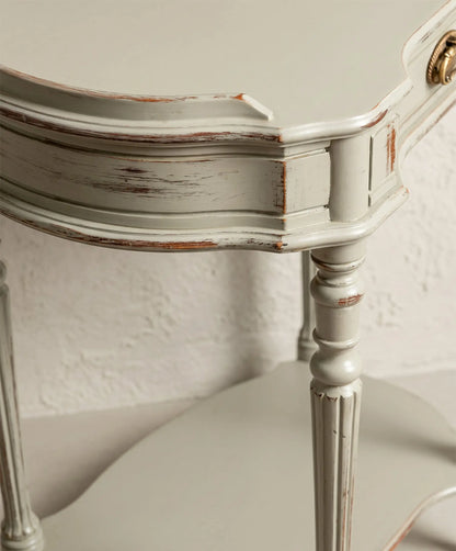 Detalle moldura festoneada y pata torneada acanalada decapé gris sage madera — Antique Arte y Decoración