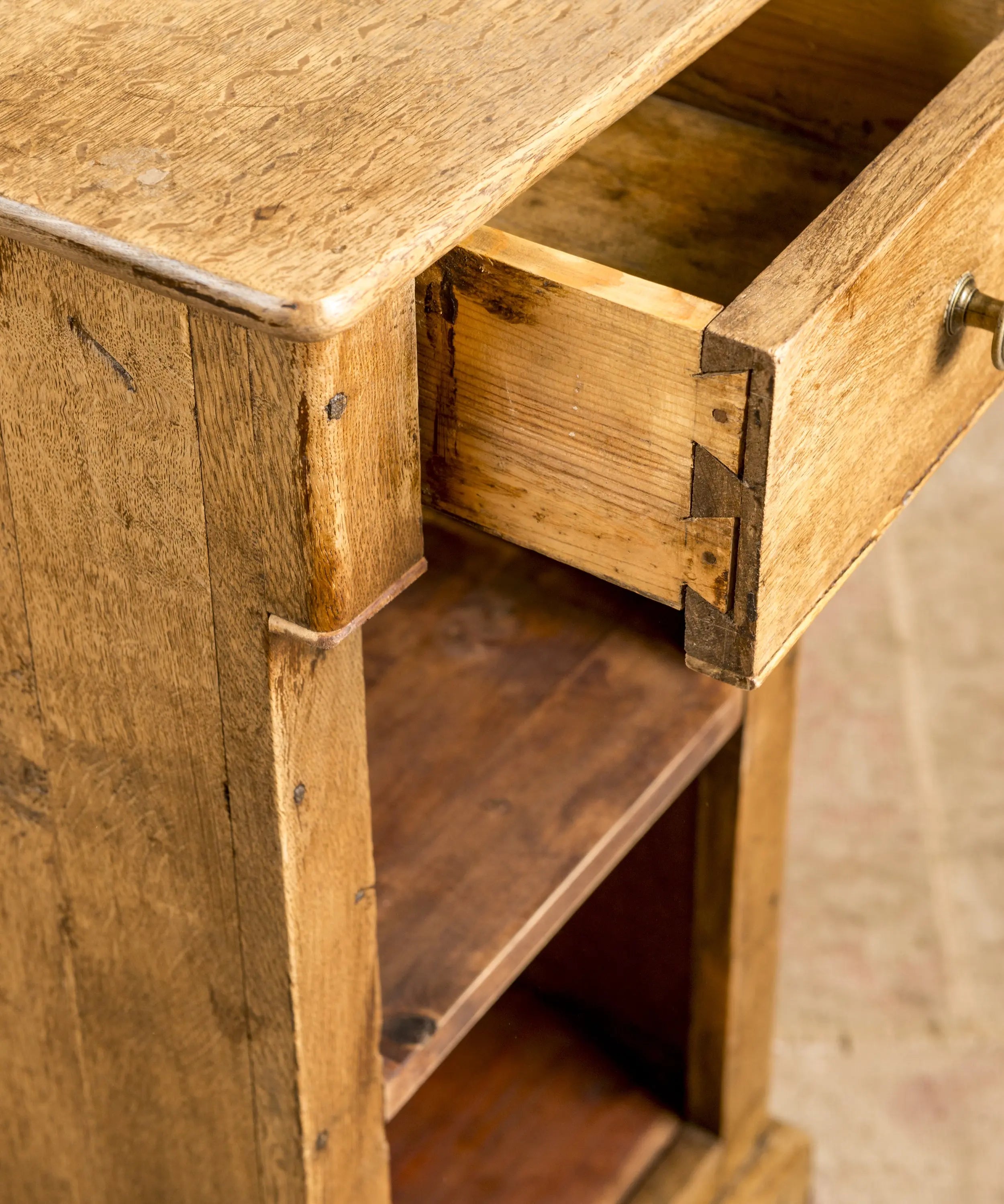 Mesita auxiliar alta de estilo rústico antiguo en madera lavada