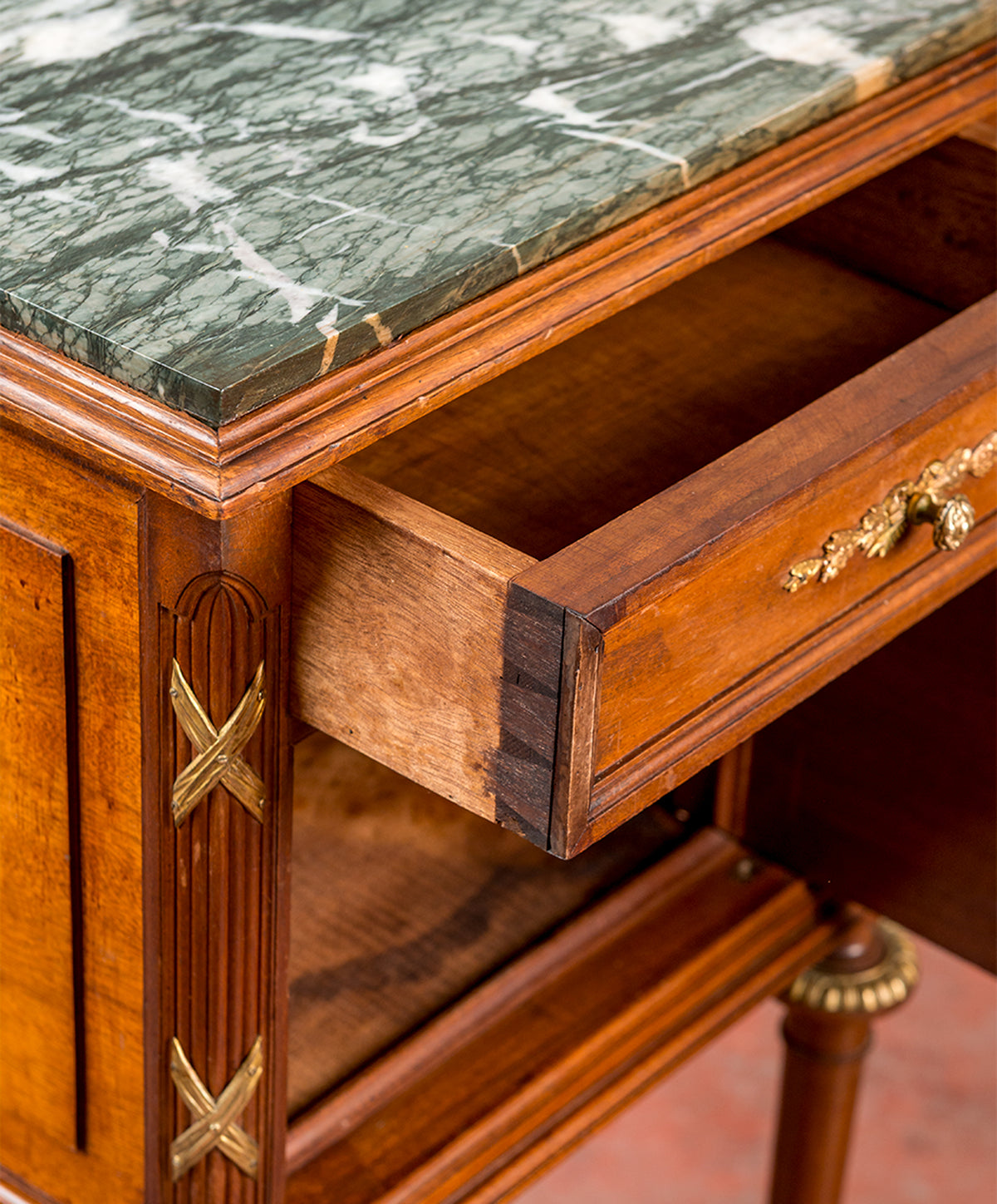 Detalle cajón abierto en cola de milano bajo tapa de mármol verde, mesita Luis XVI — Antique Arte y Decoración