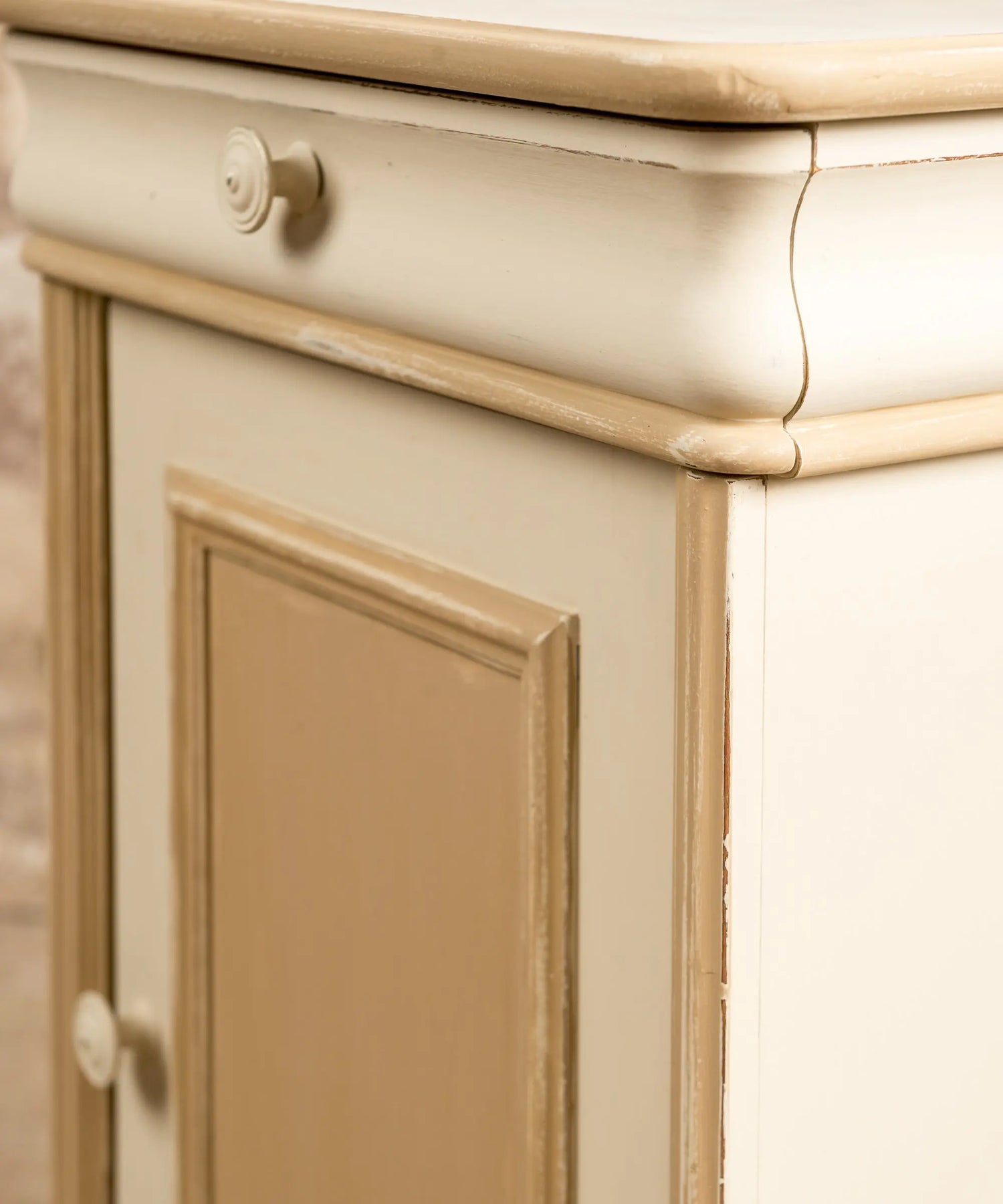 Mesita auxiliar vintage estilo provenzal en tonos beige decapé