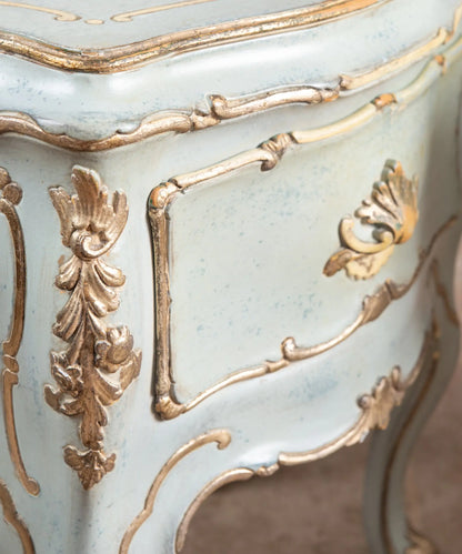 Detalle del aplique tallado y dorado lateral de mesita veneciana azul cielo decapé — Antique Arte y Decoración