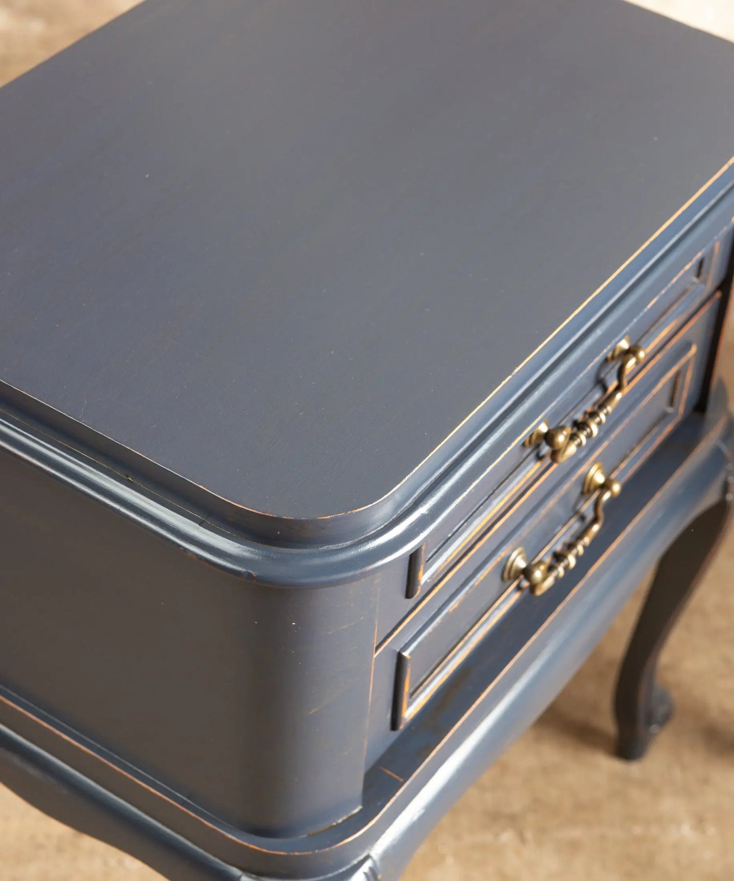 Detalle decapado azul marino con desgaste dorado en cantos mesita vintage Luis XV — Antique Arte y Decoración