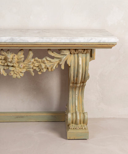Detalle consola vintage: guirnalda de flores tallada, ménsula acanalada y sobre de mármol blanco — Antique Arte y Decoración