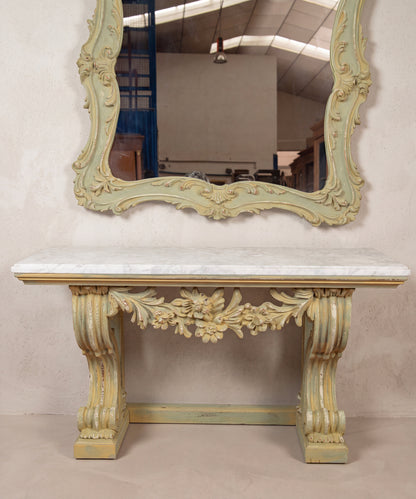 Consola vintage con mármol y faldón de flores tallado bajo espejo Luis XV, vista frontal — Antique Arte y Decoración