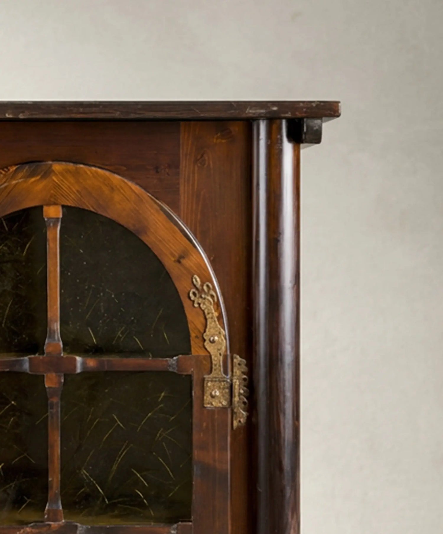 Detalle arco de medio punto y herraje de latón troquelado dibujo gótico alacena — Antique Arte y Decoración