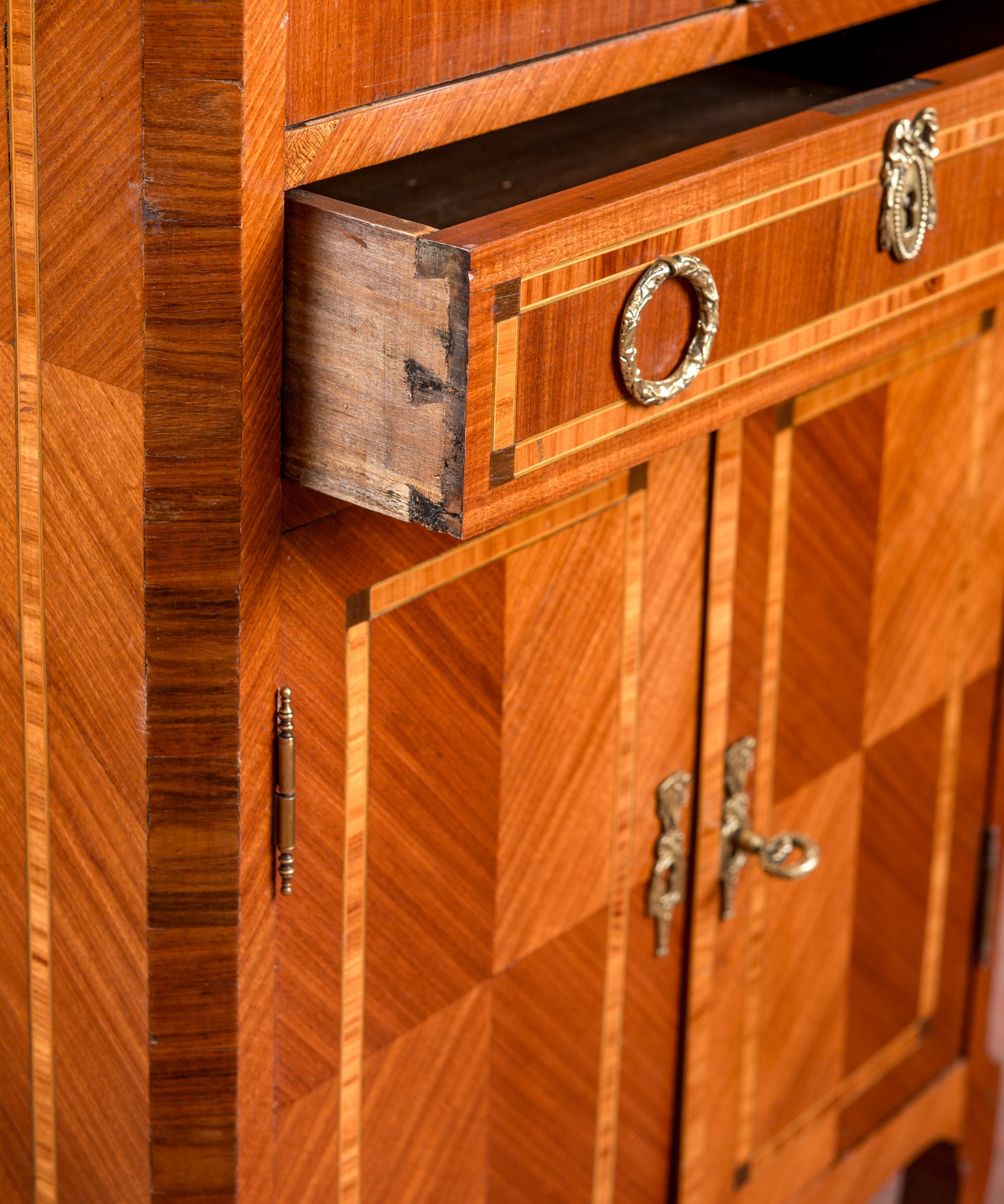 Mueble Auxiliar Vintage con Marquetería y Mármol | Estilo Transición