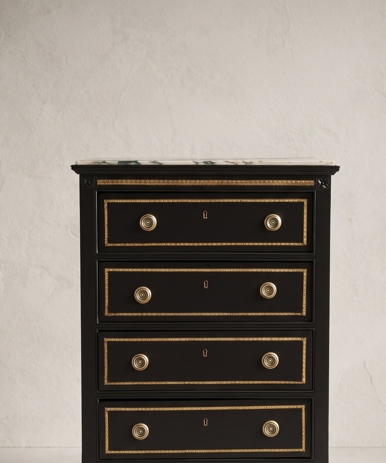 Detalle cajones sinfonier negro con filete de latón dorado y tapa de mármol — Antique Arte y Decoración