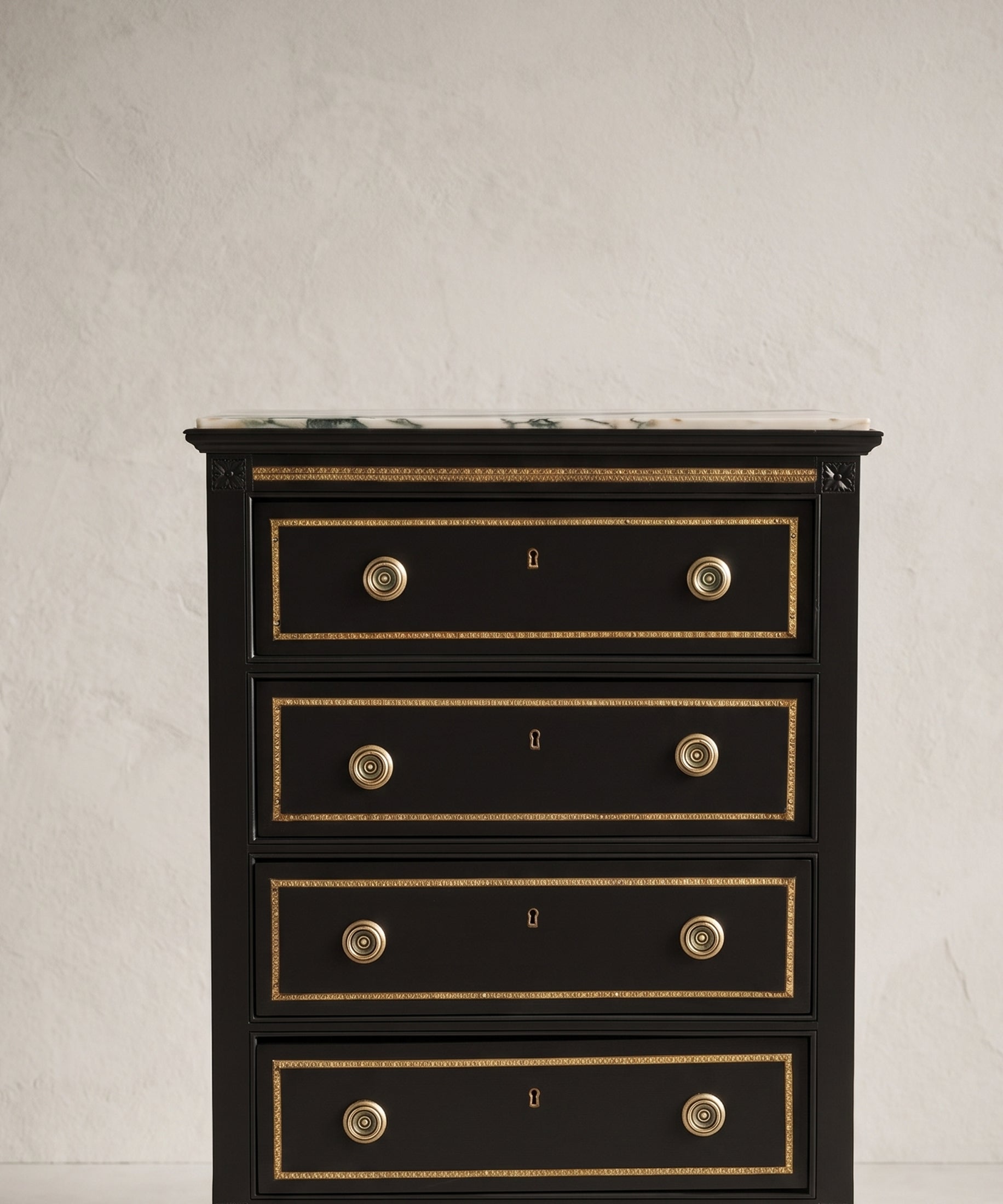 Detalle cajones sinfonier negro con filete de latón dorado y tapa de mármol — Antique Arte y Decoración