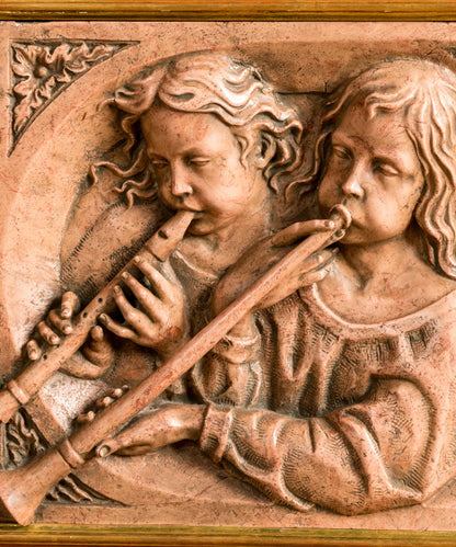 Pareja de cuadros en altorrelieve de querubines músicos en marmolina (Estilo Renacentista)
