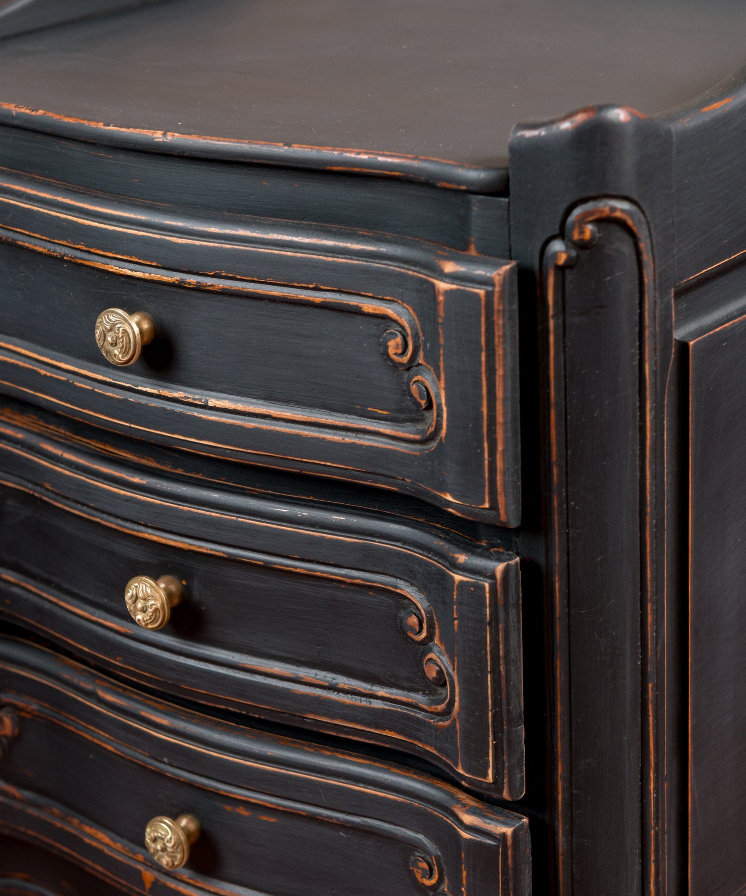 Detalle moldura de cajón en voluta y pomo de latón cincelado — Antique Arte y Decoración