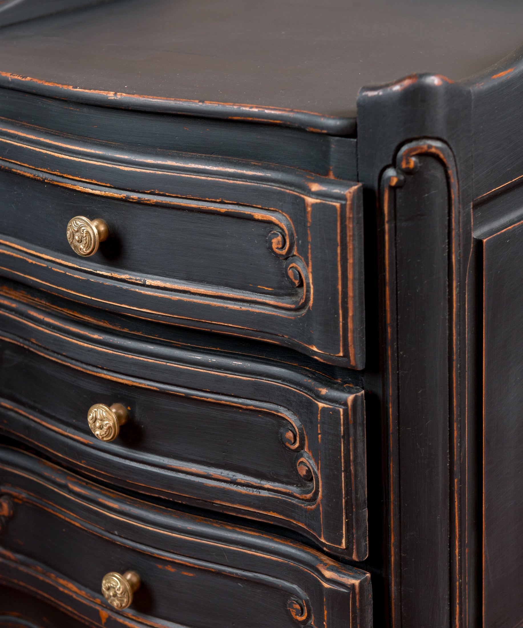 Detalle moldura de cajón en voluta y pomo de latón cincelado — Antique Arte y Decoración