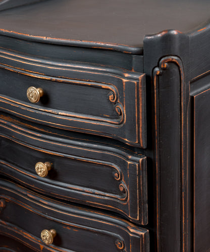 Detalle moldura de cajón en voluta y pomo de latón cincelado — Antique Arte y Decoración