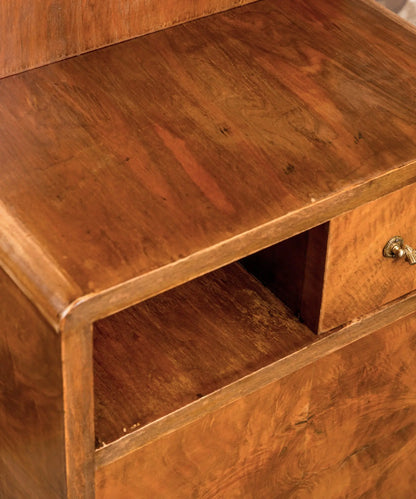 Primer plano de la veta de madera de raíz de nogal y tirador clásico en cajón vintage.