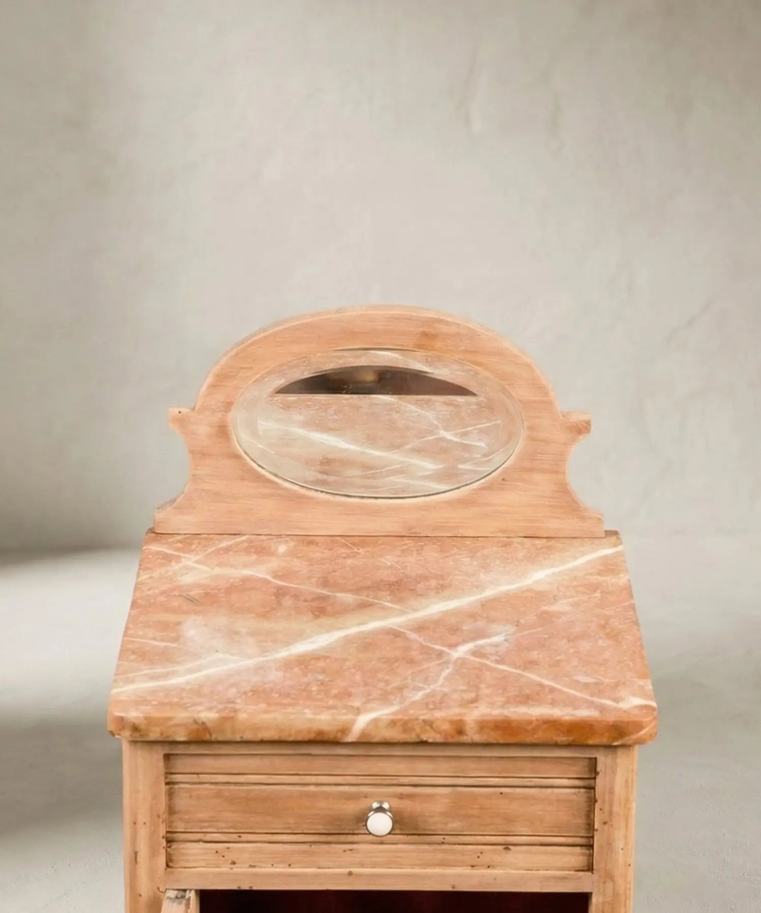 Pareja de mesitas de noche antiguas en madera lavada con mármol y espejo