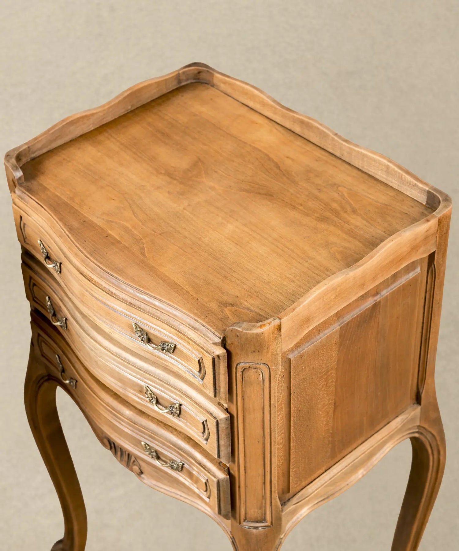 Pareja de mesitas de noche estilo Luis XV en madera