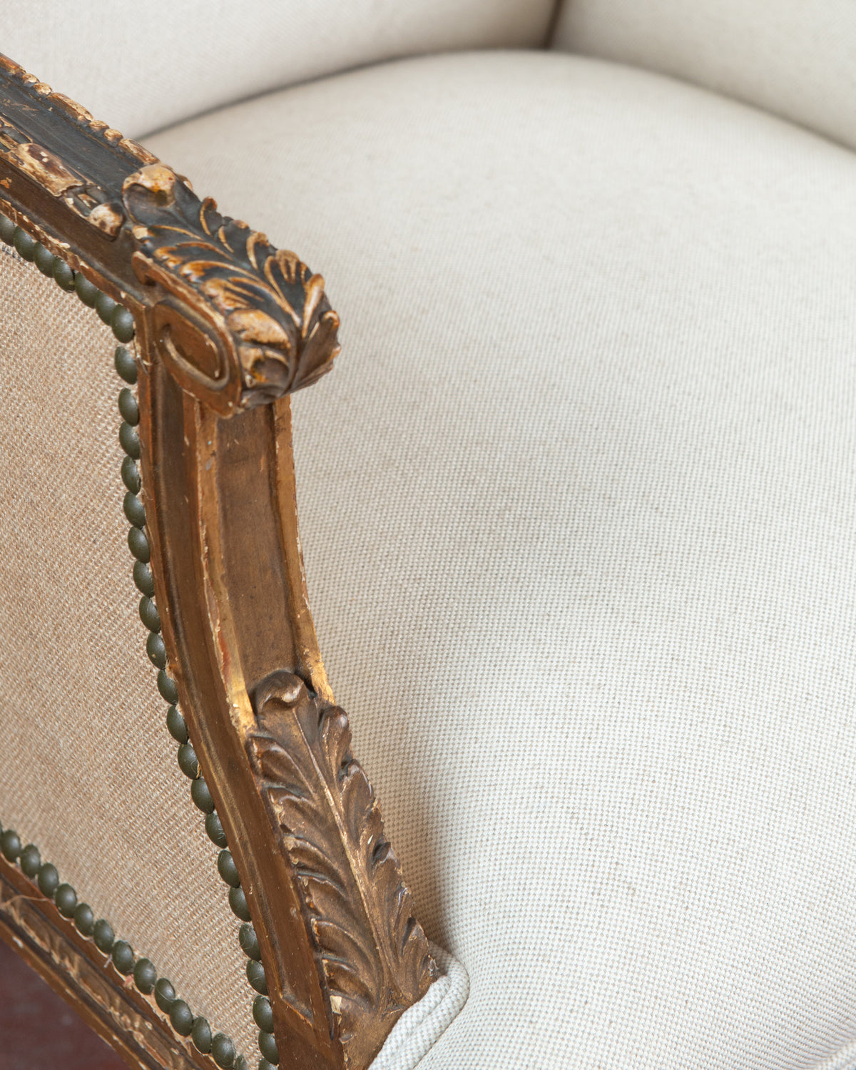 Detalle brazo en voluta y hoja de acanto tallada en madera dorada, asiento de lino — Antique Arte y Decoración