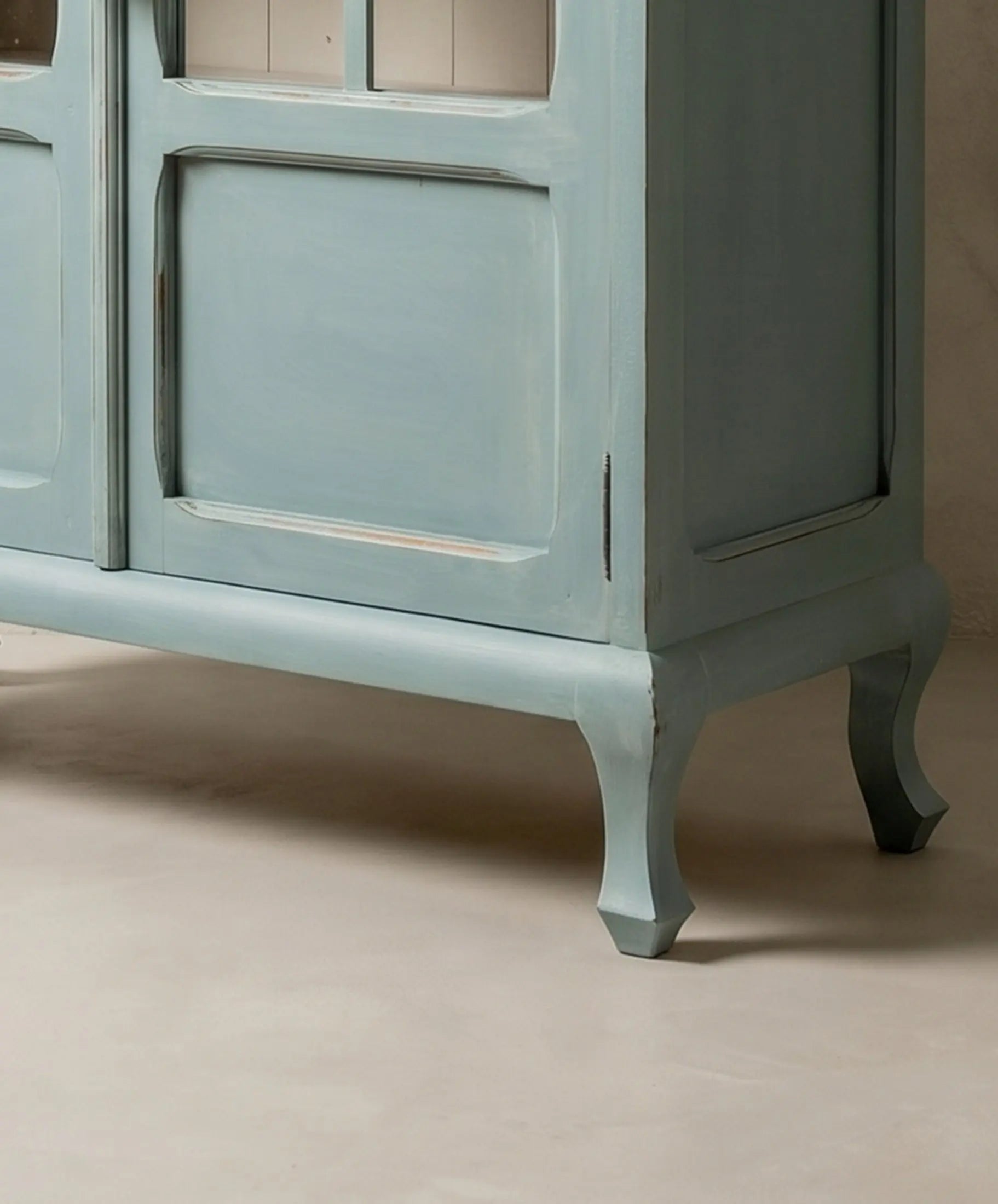Detalle de la pata cabriolé y el lacado azul cielo con desgaste en cantos — Antique Arte y Decoración