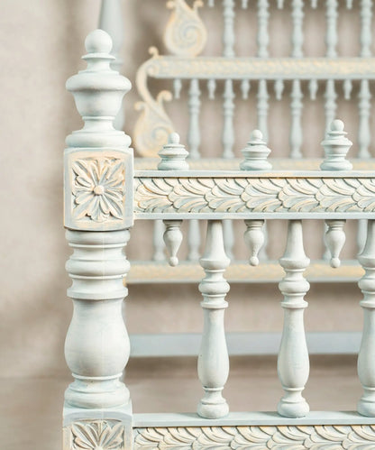 Detalle piecero cama bilros portuguesa balaustres torneados y friso de acanto tallado gris celadón — Antique Arte y Decoración
