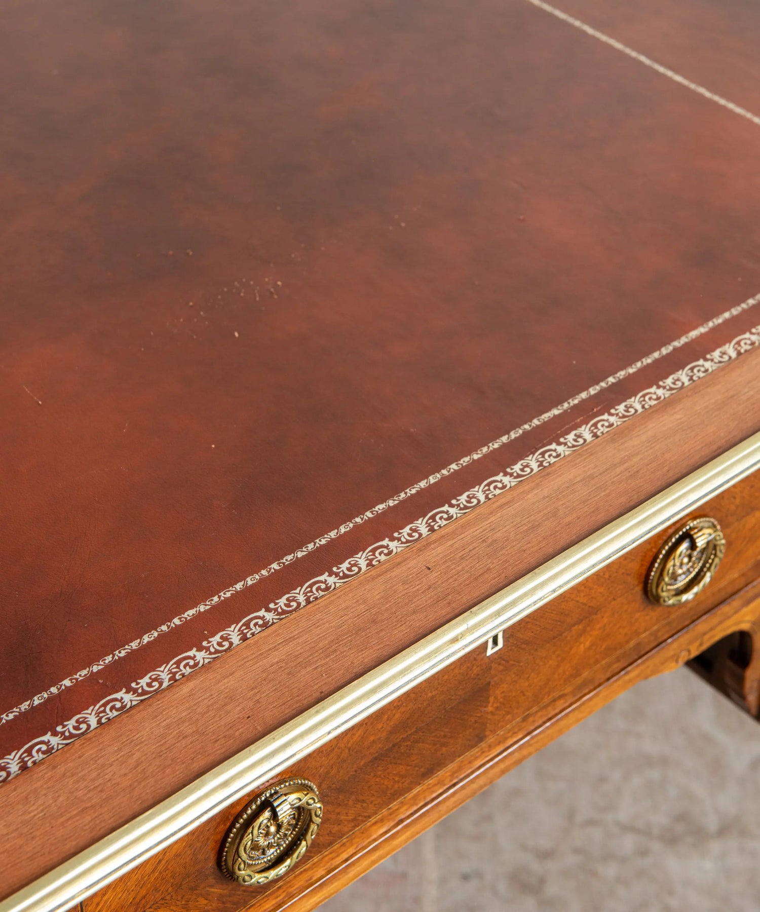 Gran escritorio de estilo Luis XVI con tablero de piel (160 cm)