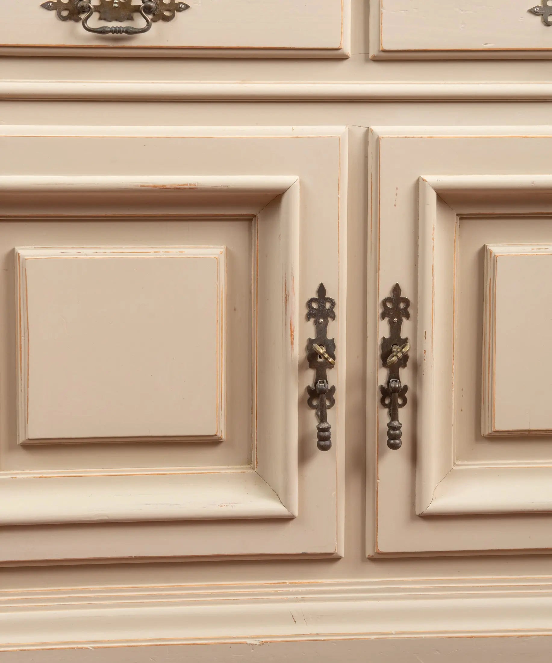 Detalle puertas inferiores con herrajes de forja y llaves — Antique Arte y Decoración