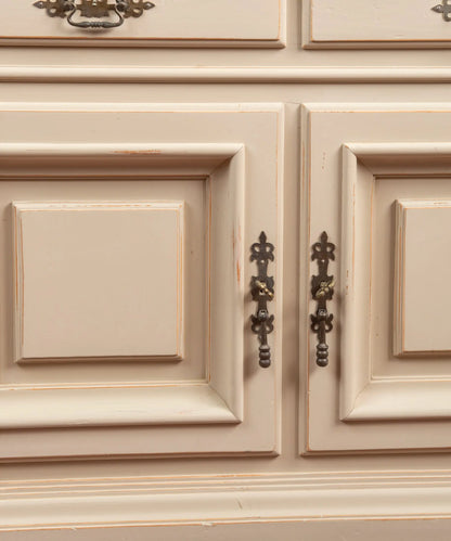 Detalle puertas inferiores con herrajes de forja y llaves — Antique Arte y Decoración