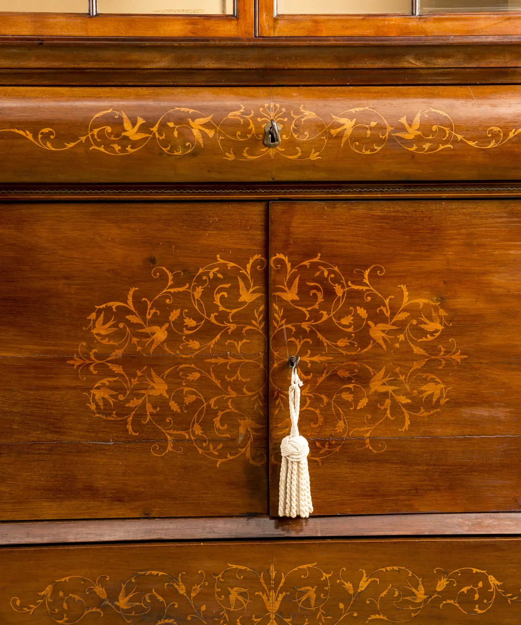 Vitrina clásica de dos cuerpos estilo inglés con marquetería floral