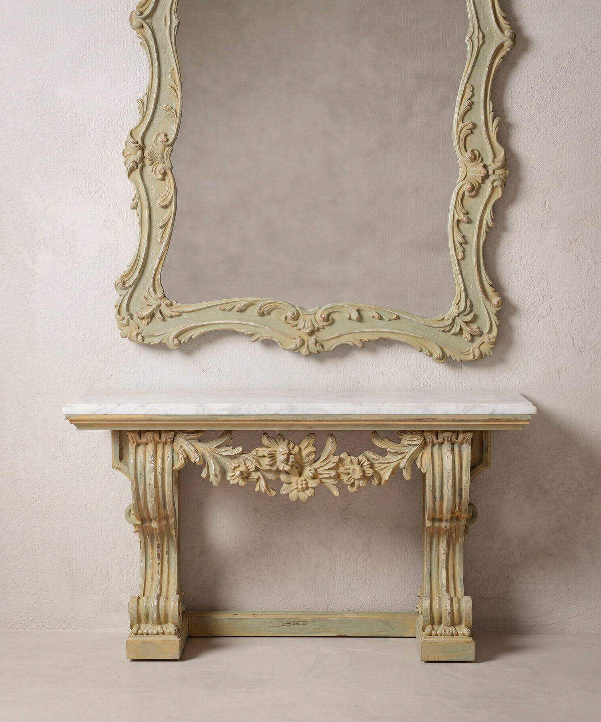 Conjunto recibidor vintage: consola de mármol y base del espejo tallado en verde salvia — Antique Arte y Decoración